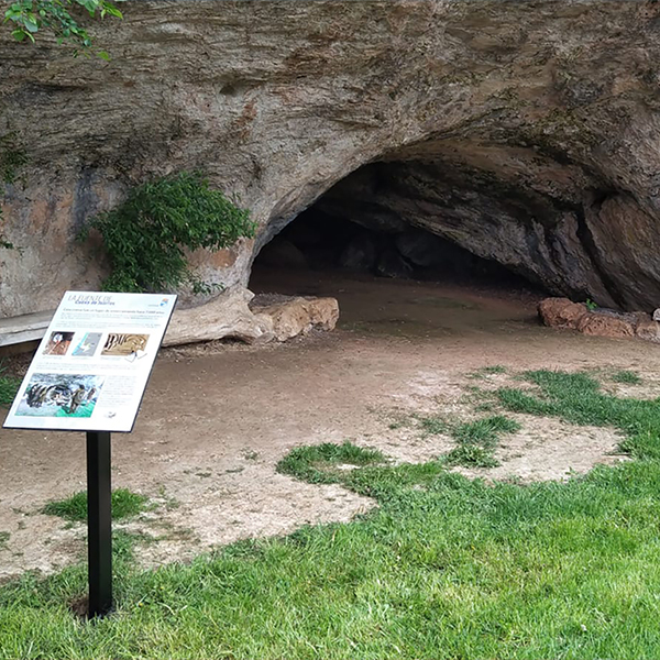 Señalizacion-de-Cueva-y-ermita-en-Cueva-de-Juarros-(Burgos)
